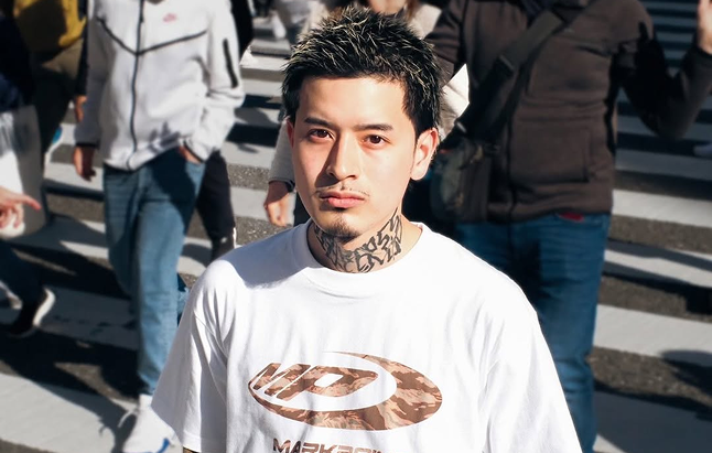 理容師佐藤京介が、こちらを見ている写真